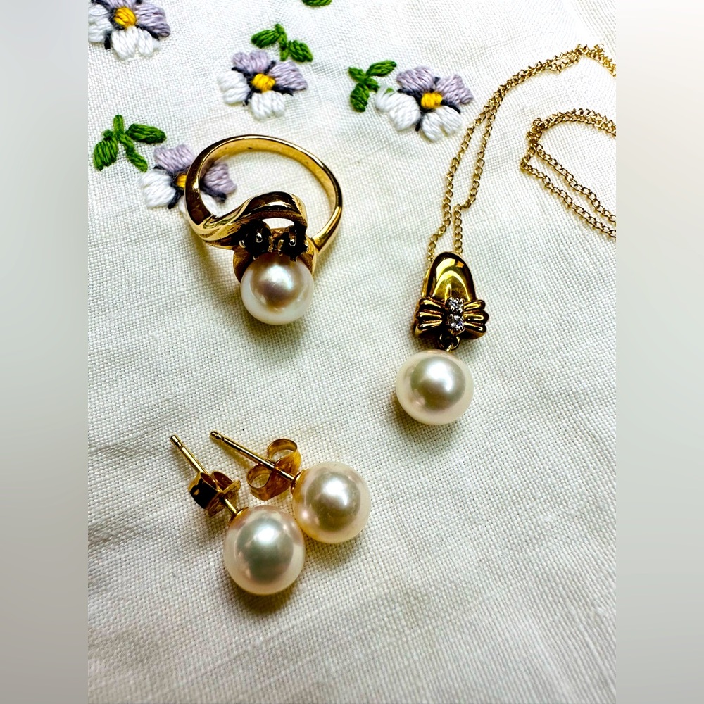 14 K gold chain with pearl pendant with Two diamonds, 14k earrings and r…